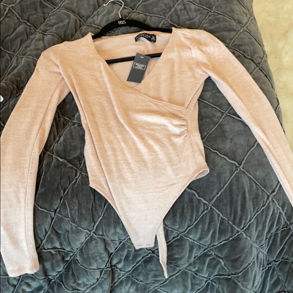 Baby pink soft V-neck wrap, long sleeve body suit.